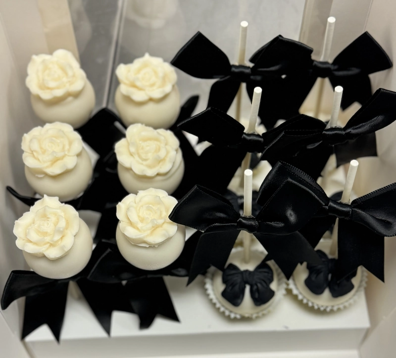 CAKE POPS WHITE FLOWERS WITH BLACK BOWS - 6 pcs